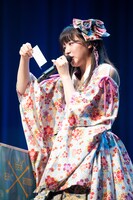 質問を読み上げる中山莉子。