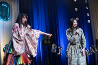 中山莉子（左）に呼び込まれた小林歌穂（右）。