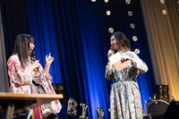 中山莉子（左）への手紙を読む小林歌穂（右）。