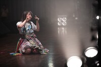 記念撮影する中山莉子。