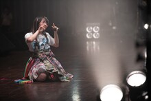 記念撮影する中山莉子。