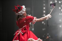 セルフィーで記念撮影する星名美怜。