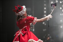 セルフィーで記念撮影する星名美怜。