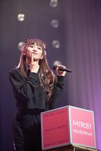 柏木ひなたの仕草をマネる星名美怜。