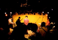 石塚周太、尾嶋優が初めて加わったバンド編成ライブの様子。