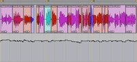 ボーカルトラックの編集画面。ボーカルはニュアンスなどで細かくテイクを選び、音量のオートメーションを書き込む。色が変わっているところがツギハギした箇所。