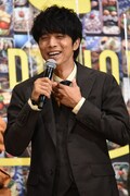 卵焼きカラーのシャツを見せる井ノ原快彦(V6)。