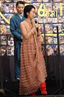 全身でエビフライを表現した映美くらら。