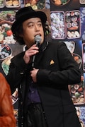 のり弁コーデのやついいちろう(エレキコミック)はアジフライのブローチをアクセントに。