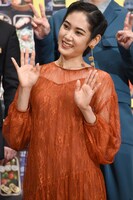 カニクリームコロッケコーデの阿部純子。