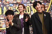ノリノリで写真撮影に応じる井ノ原快彦(V6 / 手前左)と、そんな“父”の様子を笑顔で見守る道枝駿佑(なにわ男子、関西ジャニーズJr. / 手前右)。