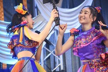 自撮りカメラに向かって笑顔を向ける辻野かなみと杏ジュリア。