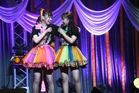 アルバムの特設サイトオープンの知らせをネタバレしてしまい、吉川ひより（右）と肩を組む小泉遥香（左）。