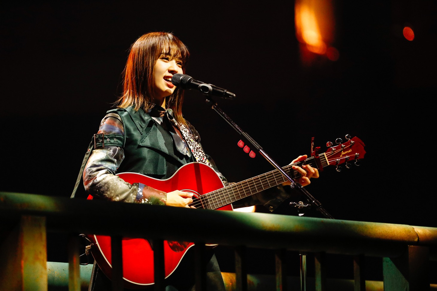 「欅坂46 THE LAST LIVE」1日目の様子。「渋谷川」を歌う小林由依。（撮影：上山陽介）