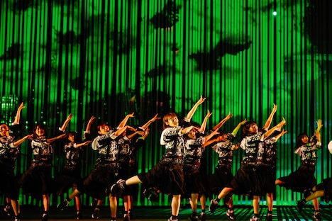 最後の「二人セゾン」をパフォーマンスする欅坂46。（撮影：上山陽介）