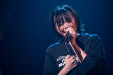 「歌って踊って歌謡show!!!安安」で「ジャンプ」を歌う安本彩花。