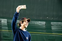 100万円を掲げる渡辺淳之介。