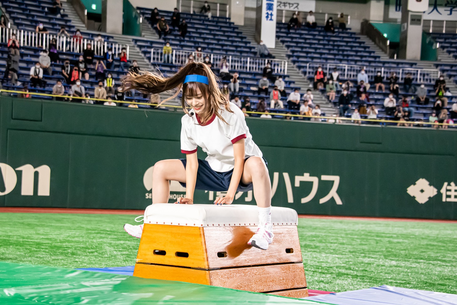 跳び箱に挑戦するナオ・オブ・ナオ。