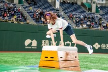 跳び箱を跳ぶカエデフェニックス。