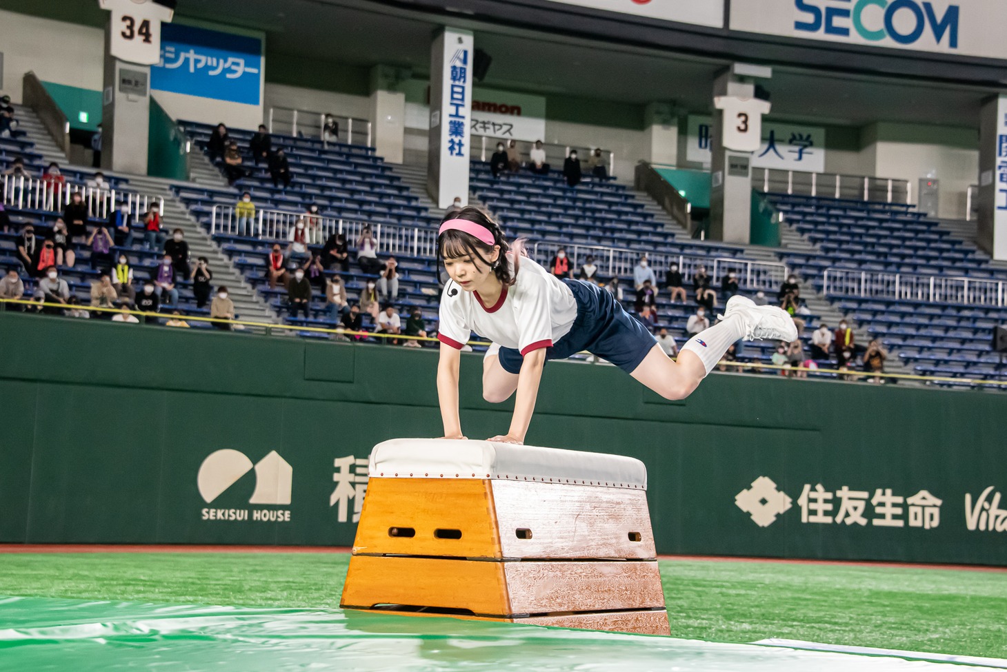 跳び箱を跳ぶミユキエンジェル。