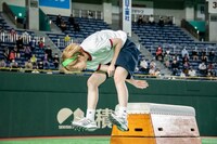 跳び箱を跳ぶハナエモンスター。