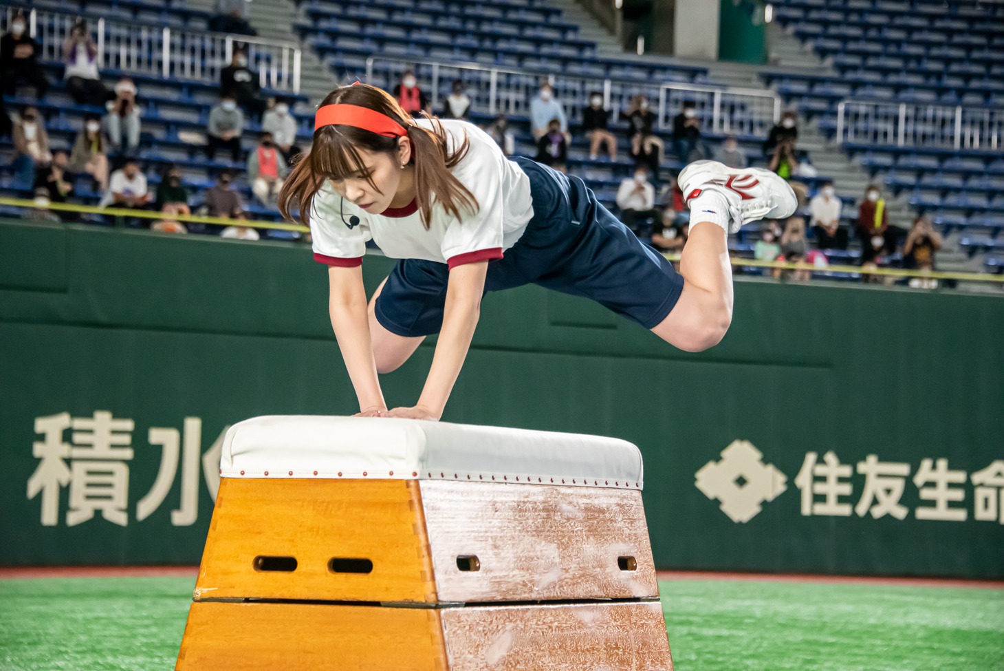 跳び箱を跳ぶアイカ・ザ・スパイ。