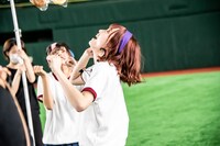 パンを見つめるカエデフェニックス。