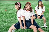 イス取りゲームで争うミユキエンジェルとアイカ・ザ・スパイ。