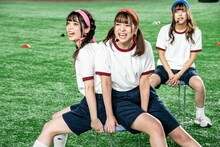 イス取りゲームで争うミユキエンジェルとアイカ・ザ・スパイ。