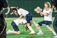 イス取りゲームで争うナオ・オブ・ナオとミユキエンジェル、笑うハナエモンスター。