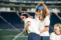 イス取りゲームで争うミユキエンジェルとナオ・オブ・ナオ、笑うハナエモンスター。