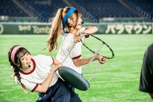 イス取りゲームで争うミユキエンジェルとナオ・オブ・ナオ。