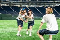 イス取りゲームで争うナオ・オブ・ナオとミユキエンジェル。