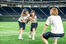 イス取りゲームで争うナオ・オブ・ナオとミユキエンジェル。