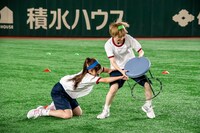 イスを奪い合うナオ・オブ・ナオとハナエモンスター。