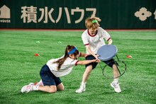 イスを奪い合うナオ・オブ・ナオとハナエモンスター。