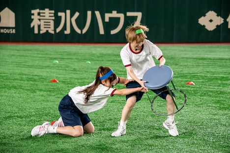 イスを奪い合うナオ・オブ・ナオとハナエモンスター。