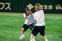 イスを奪い合うナオ・オブ・ナオとハナエモンスター。