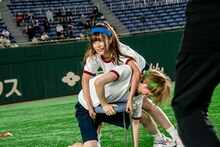 イスを奪い合うナオ・オブ・ナオとハナエモンスター。