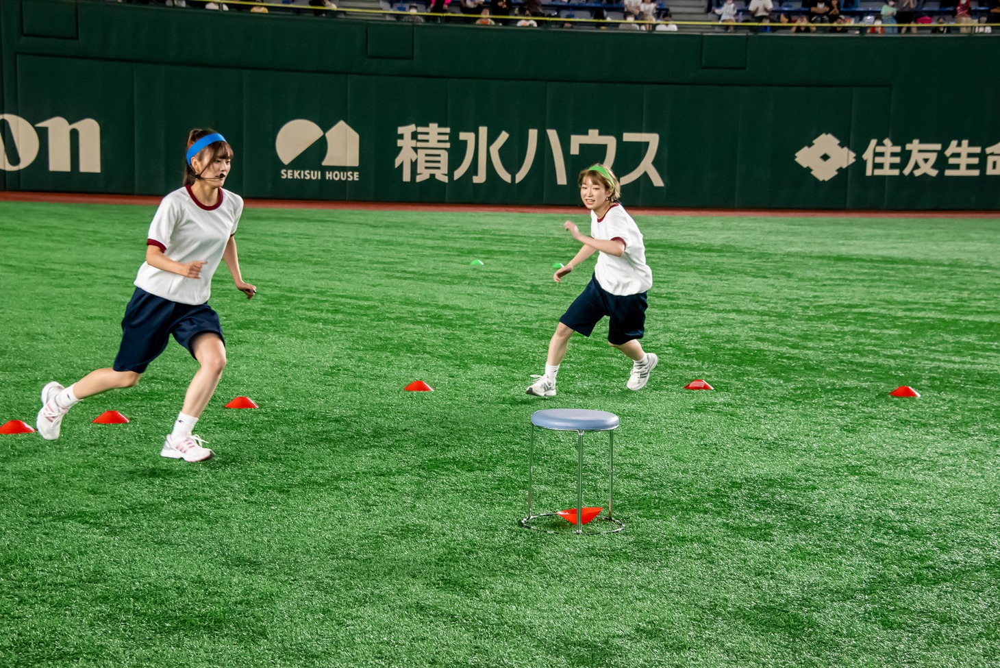 ナオ・オブ・ナオ、ハナエモンスターによるイス取りゲームの様子。