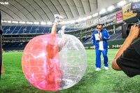 逆立ち状態のカエデフェニックスとそれを見つめるたむらけんじ。