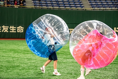 ぶつかり合うアイカ・ザ・スパイとミユキエンジェル。