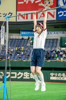 鉄棒ぶら下がり中のミユキエンジェル。