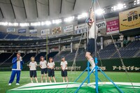 鉄棒ぶら下がり中のミユキエンジェル。