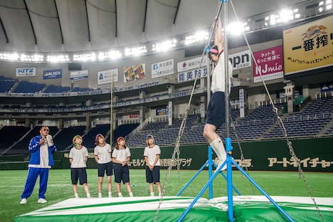 鉄棒ぶら下がり中のミユキエンジェル。