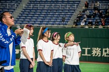 アイカ・ザ・スパイの鉄棒ぶら下がりを見つめるたむらけんじと豆柴の大群。