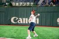 ソフトボール投げをするアイカ・ザ・スパイ。