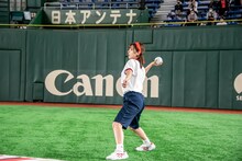 ソフトボール投げをするアイカ・ザ・スパイ。