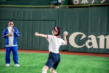 ソフトボール投げをするミユキエンジェル。