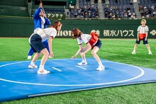 アイカ・ザ・スパイとカエデフェニックスによるガチ相撲の様子。